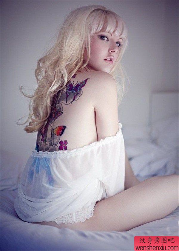 女人背部彩色纹身图案