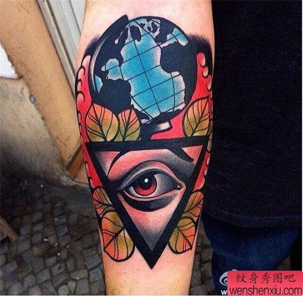 手臂彩色全视之眼纹身图案