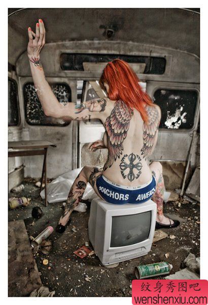 女人背部翅膀纹身图案