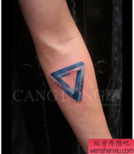 手臂星空纹身图案