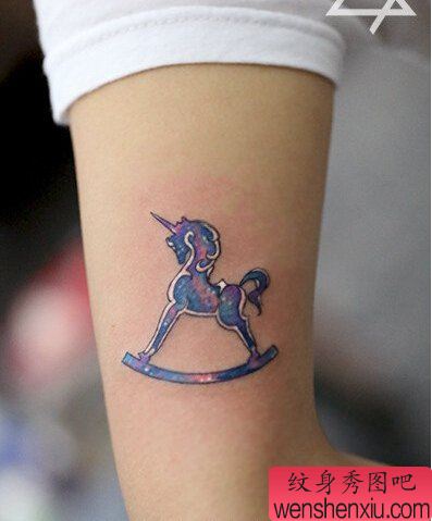 纹身秀图吧推荐一幅手臂星空木马纹身图案