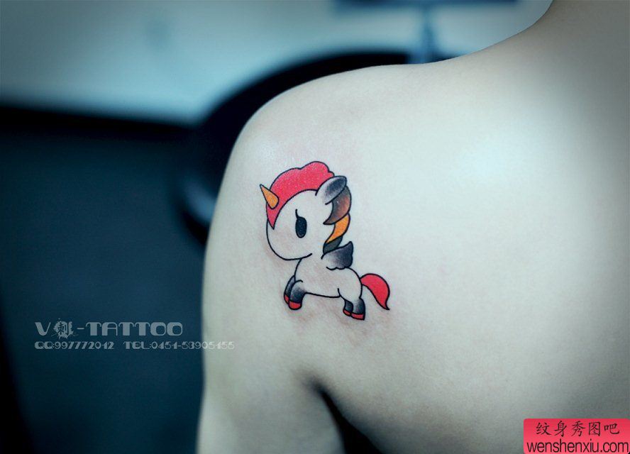 纹身秀图吧推荐一幅女人肩背彩色独角兽纹身图案