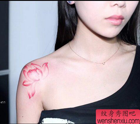 女人肩背莲花纹身图案