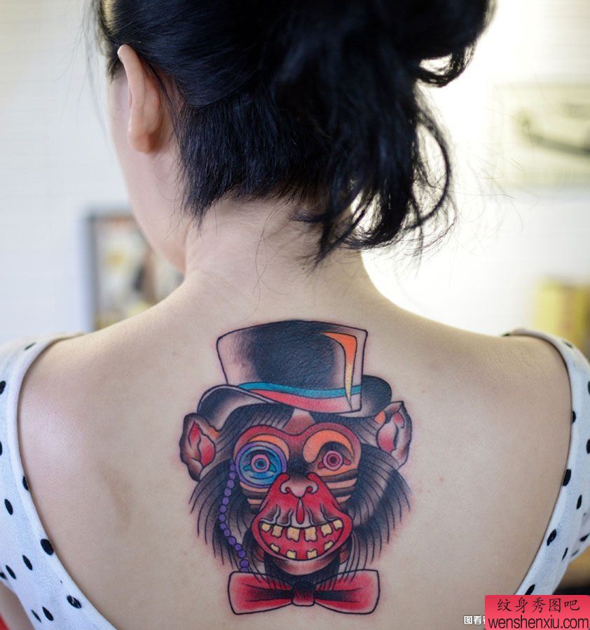 女人背部卡通彩色猴子文身作品