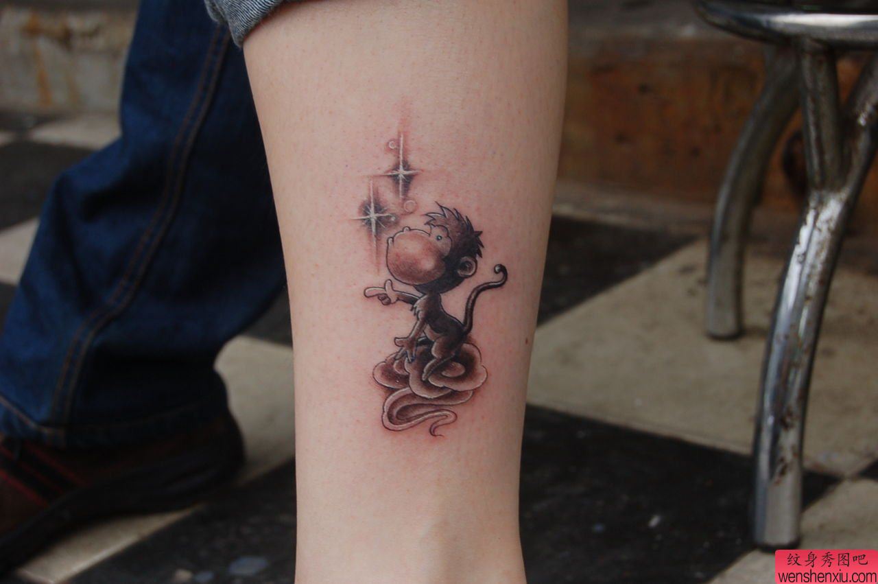 腿部可爱猴子文身作品