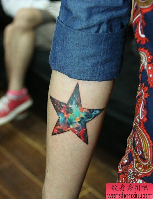 手臂星空五角星文身作品