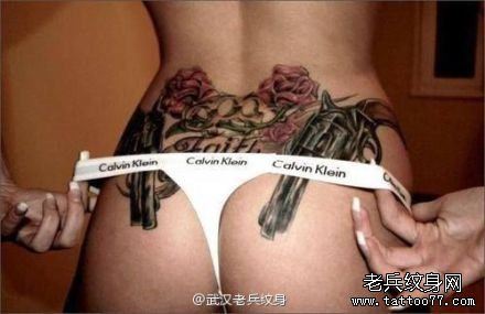 女人臀部性感手枪文身作品
