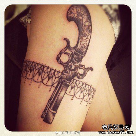 腿部蕾丝手枪文身作品