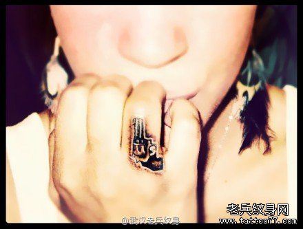 文身秀图吧手指创意手枪文身作品