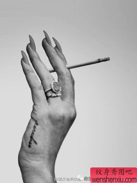 手部字母文身作品