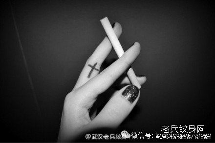文身秀图吧推荐一幅手指十字架文身作品