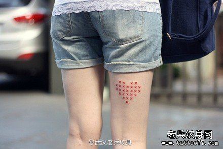 腿部红色桃心文身作品