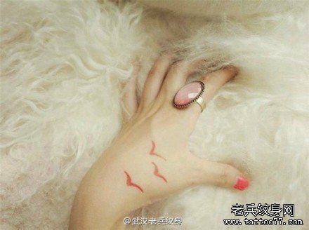 手部海鸥文身作品