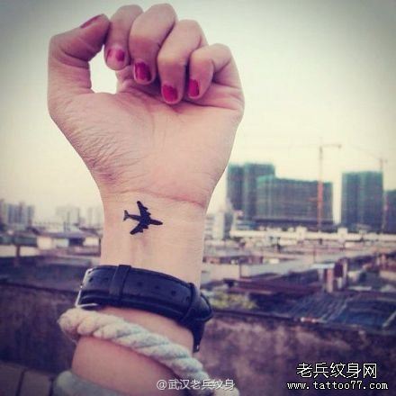 文身秀图吧推荐一幅女人小清新飞机文身作品
