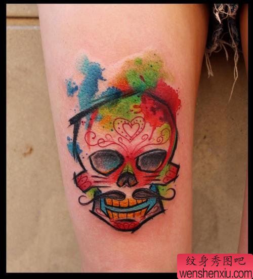 腿部彩色割线骷髅头文身作品