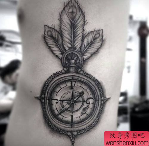 文身秀图吧推荐一幅侧腰罗盘文身作品