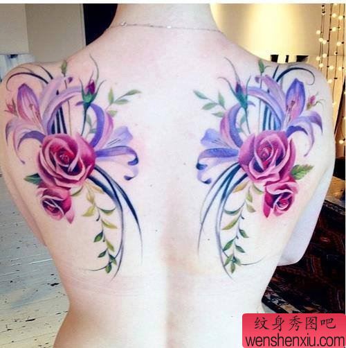 女人背部花卉文身作品