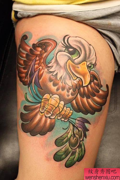 腿部彩色老鹰文身作品