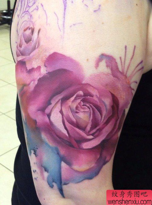 手臂彩色玫瑰花文身作品