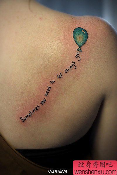 背部字母文身作品