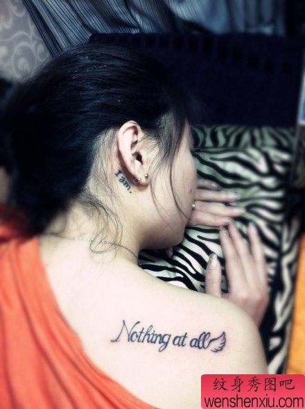 女人肩背字母文身作品