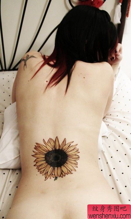 文身秀图吧推荐一幅女人背部向日葵文身作品