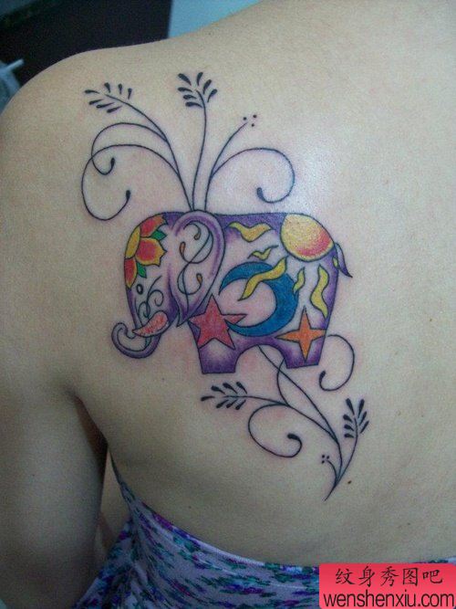 女人背部彩色象文身作品