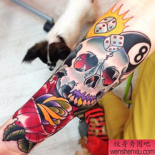 手臂彩色玫瑰花骷髅头文身作品