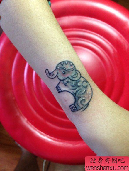 文身秀图吧推荐一幅手臂象文身作品