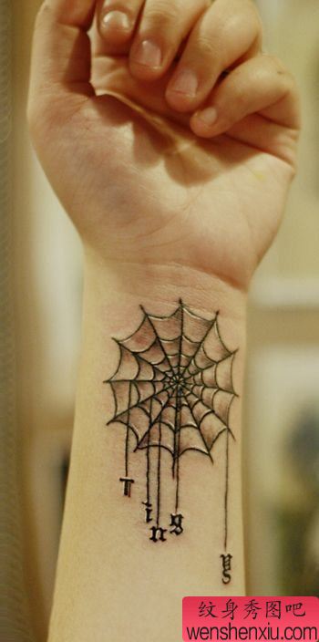 手腕蜘蛛网文身作品