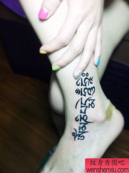 脚踝六字真言文身作品