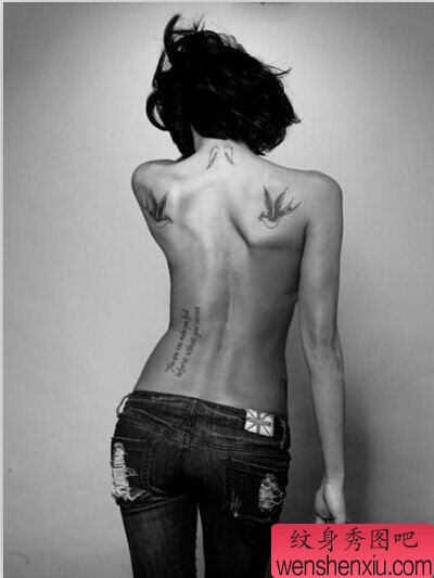 文身秀图吧推荐一幅背部双飞燕文身作品