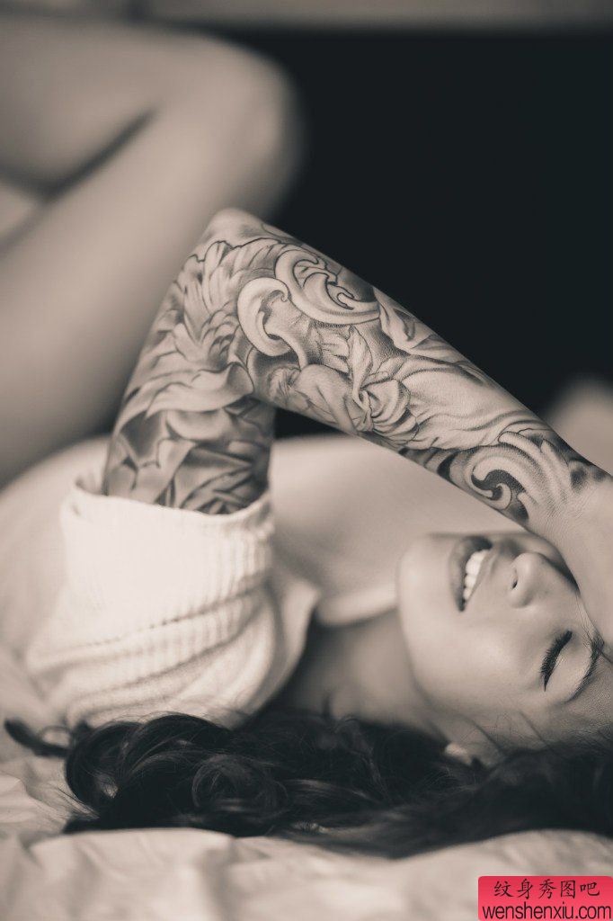 女人黑白花臂文身作品