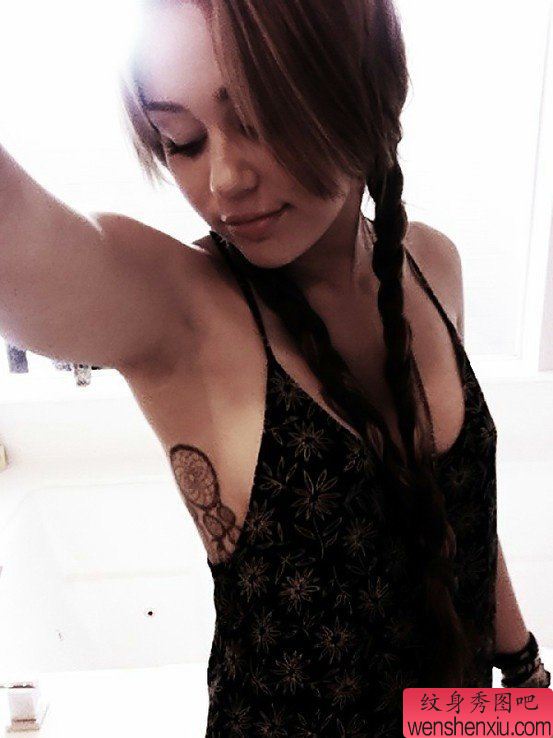 文身秀图吧推荐一幅女人侧腰捕梦网文身作品