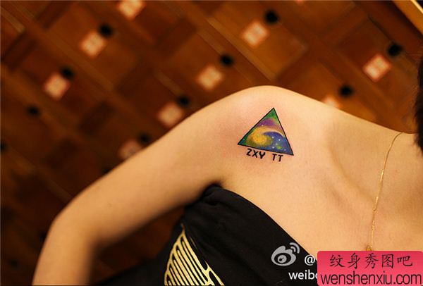 女人肩背星空文身作品