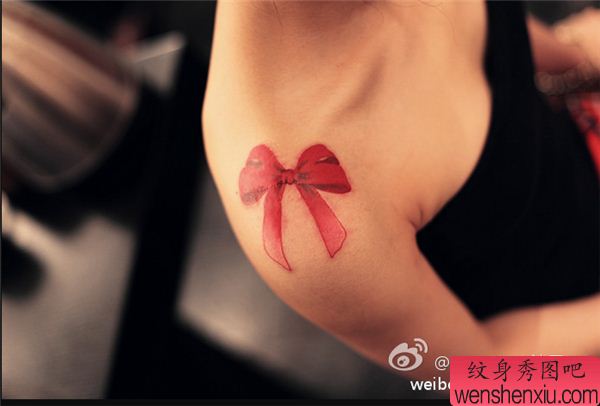 文身秀图吧推荐一幅女人肩部蝴蝶结文身作品