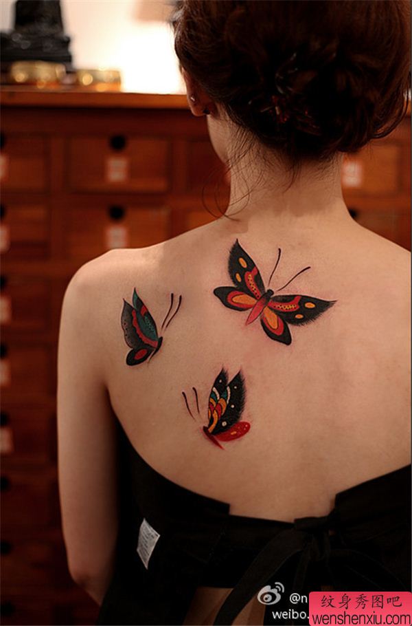 女人背部蝴蝶文身作品