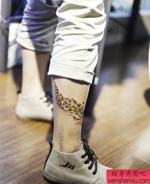 腿部豹纹羽毛文身作品