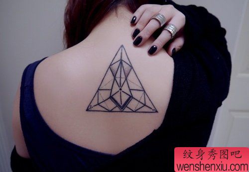 女人背部文身作品