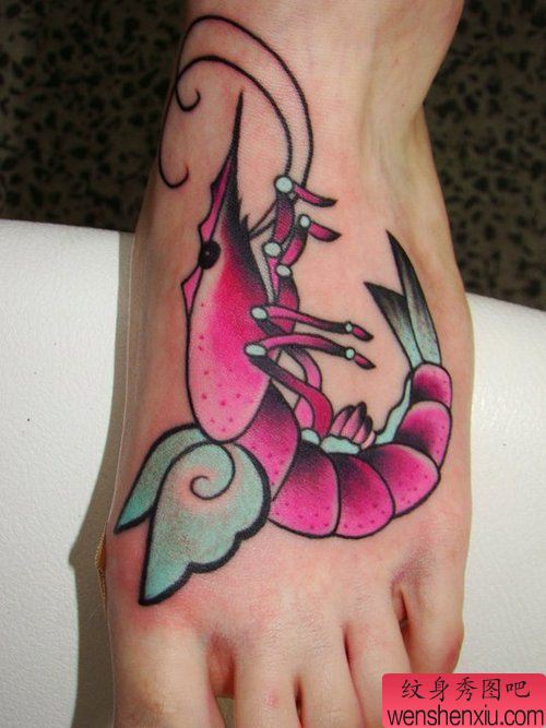 脚背创意彩色虾子文身作品