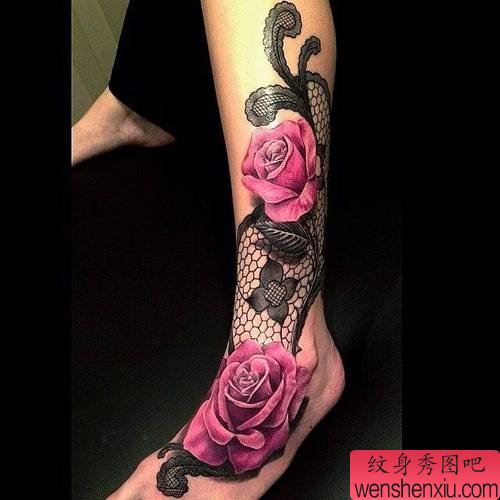 腿部玫瑰花蕾丝文身作品