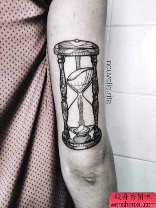 文身秀图吧推荐一幅手臂沙漏文身作品