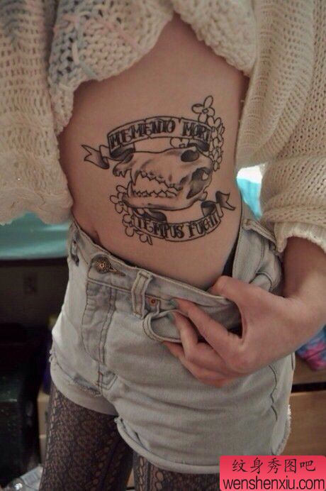 文身秀图吧推荐一幅女人腰部创意文身作品