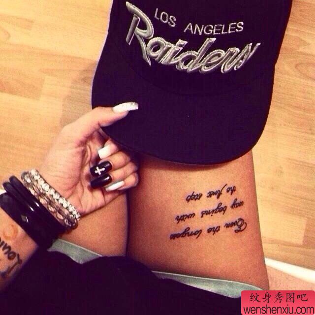 女人腿部英文字母文身作品