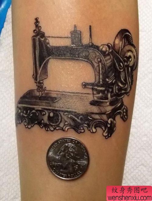 文身秀图吧推荐一幅手臂创意缝纫机文身作品