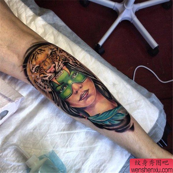 手臂创意虎头女郎文身作品