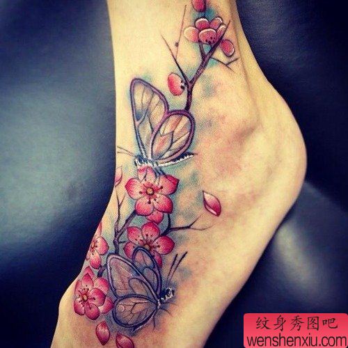 女人脚背创意彩色蝴蝶花文身作品