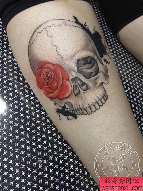 腿部骷髅头玫瑰花文身作品