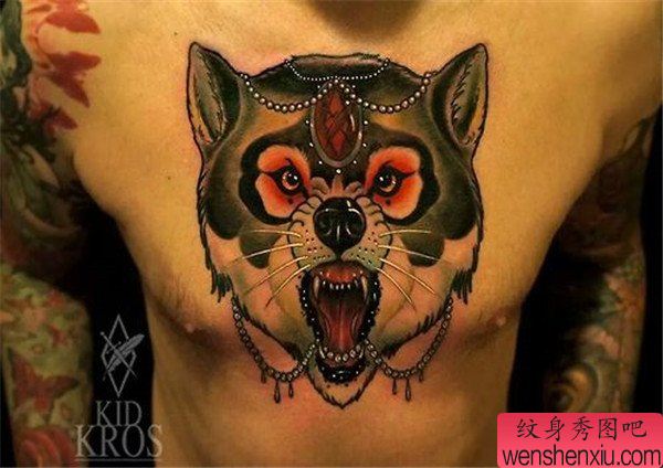 胸部狗头文身作品