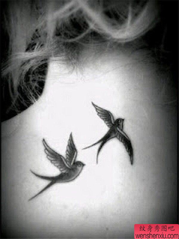 文身秀图吧推荐一幅女人脖子燕子文身作品